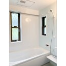 浴室は古くなったシステムバスの取替です。シンプルなデザインですが明るくきれいになりました。
換気扇は浴室乾燥機を取り付けているので、雨の日の洗濯物の乾燥にも便利です。
