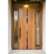 玄関ドアを取替えました。YKKのドアリモという商品で、１日で取替可能です。
ドア中央のガラス部分は開閉可能で、施錠したまま、風を通すことができます。
色は明るめの木材色にしました。ドアの種類にもよりますが、
木材色・アルミ色合わせて１３種類あるので選択の幅も大きいのが特徴です。