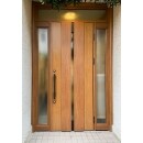 玄関ドアを取替えました。YKKのドアリモという商品で、１日で取替可能です。
ドア中央のガラス部分は開閉可能で、施錠したまま、風を通すことができます。
色は明るめの木材色にしました。ドアの種類にもよりますが、
木材色・アルミ色合わせて１３種類あるので選択の幅も大きいのが特徴です。
