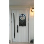 機能が充実して鋳物飾りのある白く板張り調の玄関ドアリフォーム