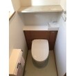 15年間使用されたトイレ。お掃除が簡単で、トイレ室内がスッキリ出来るものへの交換がご希望とのことでしたので、リフォレを提案させて頂きました。
