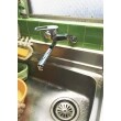 ダブル水栓をシングルのレバー水栓に。手が汚れていたり濡れている際でも切り替えができますね。