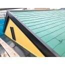 個性的なグリーンの屋根に塗装