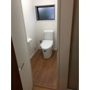 間取りそのままでトイレの全面改装
サッシ＋床＋クロス＋出入口ドアを新規に
壁の隙間を利用した収納＋飾り棚をポイントにしたトイレリホームです。

