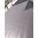 屋根は元々カラーベストが施工されており劣化しておりましたので、費用対効果の良いガルバリウム鋼板でカバー工法させて頂きました。築２０年以上建っているとは思えない仕上がりで、お客様も大変満足されました！
