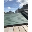 屋根は日本瓦から軽量の金属瓦(ガルバリウム鋼板)へ葺き替えさせて頂き、瓦の老朽化やズレ、痛みなどすべてが解消され耐震強化にもなりました！屋根の重さは、なんと8分の1です！
