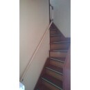 急な階段に無かった手すりを設置しました。これで安心して階段の上り下りが行えます。