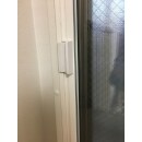 この戸先錠はワンタッチ動作で窓の施解錠が可能です。
二重窓の開け閉め・鍵の施解錠が面倒だと感じている方もご安心を！

こちらはオプションで取り付けることが可能です！
※二重窓と戸先錠のオプションを付けた価格です。