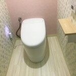 アクセントクロスで明るいトイレ空間に