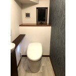 シックなボタニカル柄をアクセントにしたトイレリフォーム