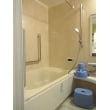 上品な光沢となめらかさのある人造大理石の浴槽は、ダブル保温構造でお湯が冷めにくくなっています。冬場に気になる浴室のヒヤッとした床は、「キレイサーモフロア」で冷たくなりにくく、汚れにくいのが特徴です。