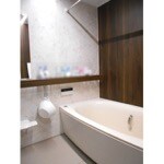 木目調の壁パネルが印象的でより快適になった浴室