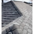 今回採用した屋根材は、立体的な陰影が柔らかな表情のアスファルトシングル屋根材「リッジウェイ」。
リッジウェイは、軽い素材で地震に強い特徴があります。