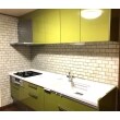 オリーブグリーンの扉材のキッチンは爽やかでありながら、シックな壁面のタイルによりクールな雰囲気に仕上がりました。