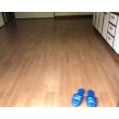 キッチン約８畳の床貼替を行いました。既存の床を剥がし、土台、根太を補強した上に新規床材を貼っています。新規床材は摩擦や汚れに強く、ワックス掛け不要なタイプです。