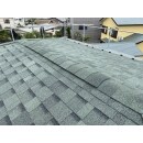 令和元年の台風により屋根材や棟が損傷してしまったのをきっかけに、既存の屋根材の上からアスファルトシングル材をかぶせるカバー工法で施工しました。