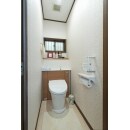 収納のなかったトイレは、収納一体型のリフォーム用トイレ「リフォレ」を採用。トイレ廻りをスッキリさせました。