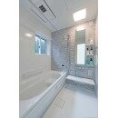 浴室は窓を小さくし、また断熱性能の高いサッシを採用することで、冬でも冷気が伝わらないようになりました。