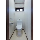 最新式の節水トイレ。シャワートイレ一体型のスマートな形状で、お手入れも楽に。
白いインテリアですっきりとした清潔感ある空間になりました。