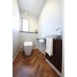 ヘリボーン柄の床が印象的なトイレ