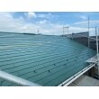 日本ペイントのサーモアイSIを使用させて頂き施工しました。遮熱性に優れ、夏場の屋根の表面温度を１０～２０度下げると期待されます。T様が快適に過ごして頂けるよう、思いを込めて塗り上げました。グリーンが栄えてとても綺麗になりました。サーモアイSIはその美しい光沢を維持する機能もあります。