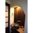 珪藻土の壁と、造作手洗器のある1階トイレ。
本物の竹をあしらい、間接照明で雰囲気を演出しています。