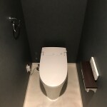 雰囲気を合わせて。トイレも落ち着いたダークトーンのクロスに