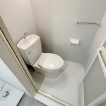 床や壁まで水で洗える！マンションでも安心のユニットトイレ改修