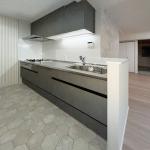 クリナップ「ラクエラ」で実現　壁をなくしたマンションキッチン