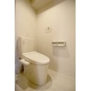 節水もしっかり考えたタンクトイレ！クッションフロアと壁紙も統一性を持たせ、清潔感がある空間へ！
