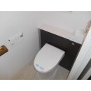 キャビネット付きトイレLIXIL『リフォレ』。タンク・給水管・コードもキャビネットに隠して、スッキリした空間になりました。手洗器はキャビネット上にあります。