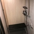 シャワーは無段階調整の出来るスライドバータイプに。シャワーの角度も変更可能です。又シャワーヘッドや収納も空間に合わせてブラックに統一しました。