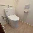 1階トイレはコンパクトな手洗い器付きの「ピュアレストQR」に交換したことで、トイレがより広々とした空間になりました。