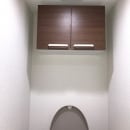 トイレに建具と同色の落ち着いたブラウンの吊戸棚をお選びいただきました。
扉付きの収納棚とお色の統一ですっきりとした空間となりました。