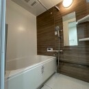 今回メインとなるLDKはもちろん、設備にも所々木目調のデザインを入れることで清潔感だけでなくどこか落ち着ける空間になるよう提案施工致しました。採用したのはリクシルの「リノビオV」浴槽素材も、通常のFRPではなく高級感のあるルフレトーン素材を提案採用し、既存のタイル張り浴室から一新しました。