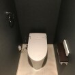 トイレはタンク付きタイプからスマートなタンクレスタイプへ。周りのクロスはお部屋の雰囲気と合わせてダークトーンの壁紙に変更し統一感と落ち着いた雰囲気の内装に一新しました。