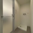 お風呂の扉は独立している脱衣スペースにつながっています。お風呂扉にはシンプルなシルバーのタオル掛けを取り付けました