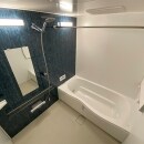 石目調のシックな浴室から、ブルーの壁面パネルをアクセントに他を白にしたことで清潔感溢れるバスルームへ。今回採用したのはLIXILの「リノビオV」、浴槽素材をお手入れ簡単・高級感のある「ルフレトーン浴槽」にしたり、シャワーの角度を変えられる「フルフォールシャワー」仕様にしたりなど、より快適にくつろげる空間となりました。