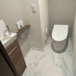 タンク付きのトイレを、タンクレスのTOTO「ネオレスト」へ変更。手洗い水栓を立上り水ハネ防止のものに変更、より使い勝手が良くなりました。床も家全体で使用したアドヴァンの床タイル、「マーブルG」を使用しました。