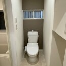 トイレはLIXILの手洗いタンク付き便器をお選びいただきました。また、アクセントクロスにしたことにより白を基調としたトイレがメリハリのある空間になりました。