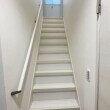 急で暗かった階段が、明るい床材と白い壁紙で明るくなりました。また、手摺と階段の滑り止めの踏み板を取り付けることにより、更に安全な階段になりました。