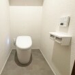 コロンと丸い形が印象的なトイレはTOTOの「ネオレストRH」をご選定いただきました。お掃除がしやすい形状が家事を楽にしてくれます。洗練された雰囲気が素敵なトイレになりました。