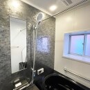 キレイサーモシステムバス　リデアMタイプ。清潔感と高級感が溢れるヘイジーシルバーの壁でバスルームがとってもリフレッシュされる空間になりました。
