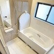 浴室まるごとパーフェクト保温にベンチ付きの高断熱ラウンド浴槽でゆったりくつろぐバスタイム。キープクリーン機能で普段のお手入れも楽なTAKARAのグランスパユニットバス。