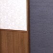 腰板材・襖模様・ビニールクロスの質感が伝わる拡大写真。腰板壁と和襖を違和感なく白のモザイク柄ビニールクロスで繋いています。リビングのお部屋がモダンでスタイリッシュな空間になりました。