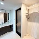 今後の用途に合わせ、高さを調節できる可動棚を設置いたしました。洗面所の個室空間は、ストライプ模様を取り入れたクロスで、雰囲気を変えました。