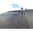 屋根塗装高圧洗浄作業中です。