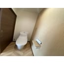 寝室横にトイレを新設しました。将来的に車いすでも入れるよう扉は横開き・段差無しのバリアフリー設計です