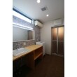 自宅スペースの広々とした洗面所には、広く窓を設置し自然光がたっぷり入ります