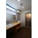 自宅スペースの広々とした洗面所には、広く窓を設置し自然光がたっぷり入ります